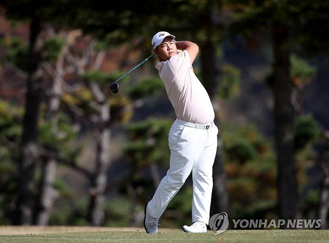 세컨드샷 하는 김주형 (서울=연합뉴스) 7일 경기 파주시 서원밸리CC에서 열린 KPGA 코리안투어 LG 시그니처 플레이어스 챔피언십 최종라운드 3번 홀에서 김주형이 세컨드샷 하고 있다. 2021.11.7 
    [KPGA 제공. 재판매 및 DB 금지] photo@yna.co.kr