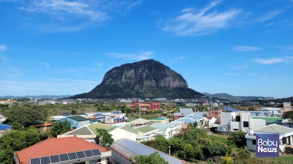 청명한 제주 가을 하늘 너머 보이는 산방산 자락. ⓒ김재원