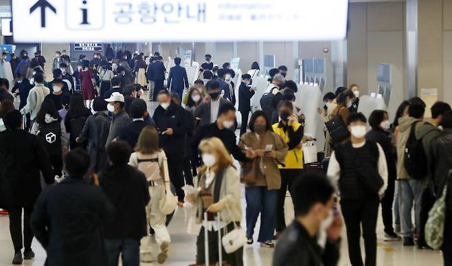 위드코로나(단계적 일상회복) 전환으로 여행수요가 늘어나고 있는 지난 5일 오후 서울 강서구 김포공항 국내선 청사가 여행객들로 붐비고 있다. (사진=뉴시스)