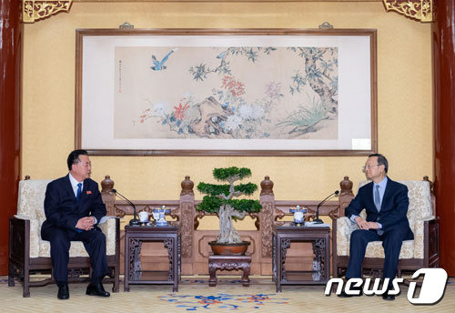 양제츠 중국 공산당 외교담당 정치국원(오른쪽)이 28일 베이징에서 리룡남 중국주재 북한대사를 접견했다. <출처=중국 외교부>