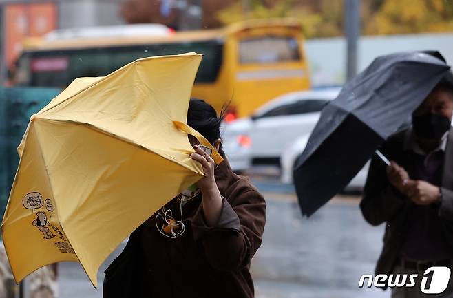 비가 내리고 강풍이 불며 쌀쌀한 날씨를 보인 8일 오전 서울 종로구 세종대로사거리 인근에서 시민들이 우산을 쓴 채 발걸음을 재촉하고 있다. 2021.11.8/뉴스1 © News1 조태형 기자