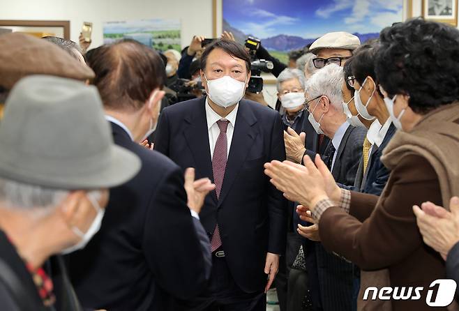 윤석열 국민의힘 대선 후보가 8일 서울 여의도 국회에서 전직 국회의원 모임인 헌정회를 예방해 인사하고 있다. 2021.11.8/뉴스1 © News1 오대일 기자