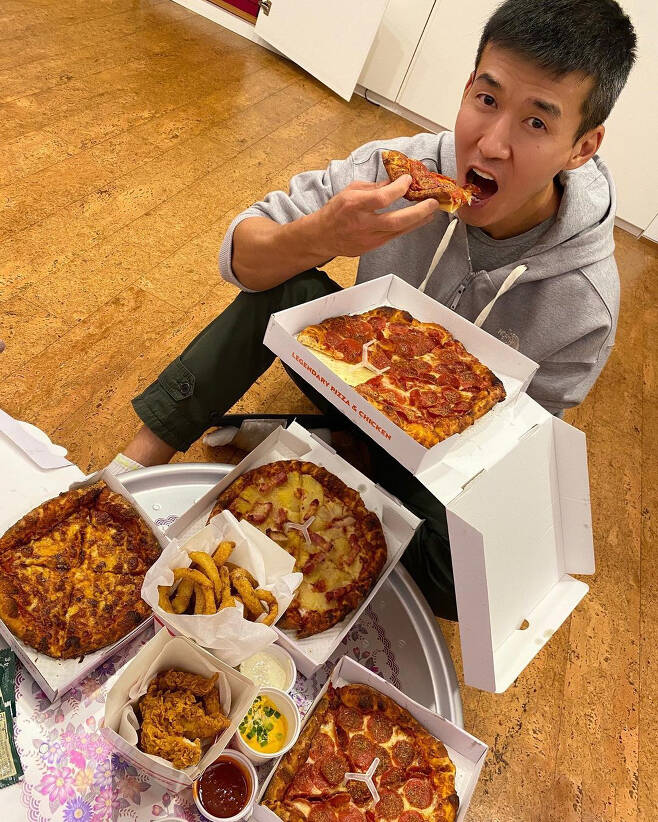 Singer Sean showed a huge amount of pizza food.On the 8th, Sean posted a picture on his instagram saying, Today, Cheating Day, I know how to eat pizza. I can eat a lot. # Cheating Day.In the photo, Sean surprised everyone by eating four pizzas, chicken and fries on Cheating Day.Meanwhile, Sean and Jung Hye-young married in 2004 and have two sons and two daughters.