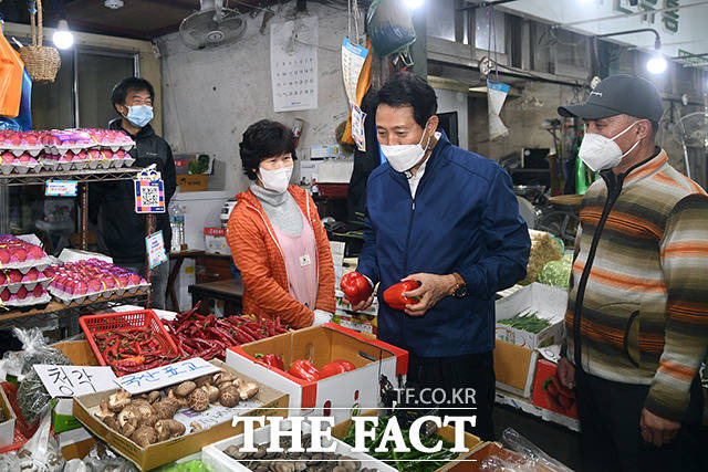 오세훈 서울시장이 8일 오전 서울 서대문구 인왕시장을 찾아 상인들과 대화를 나누고 있다. /이동률 기자