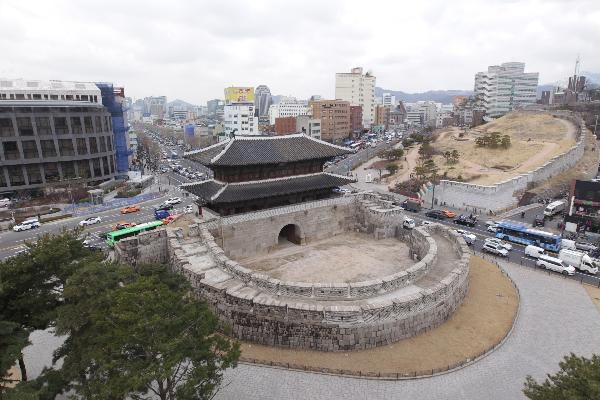 과거 '보물 제1호'였던 서울 흥인지문(동대문). 지금은 국보와 보물 등의 번호가 사라졌다.  /장련성 기자