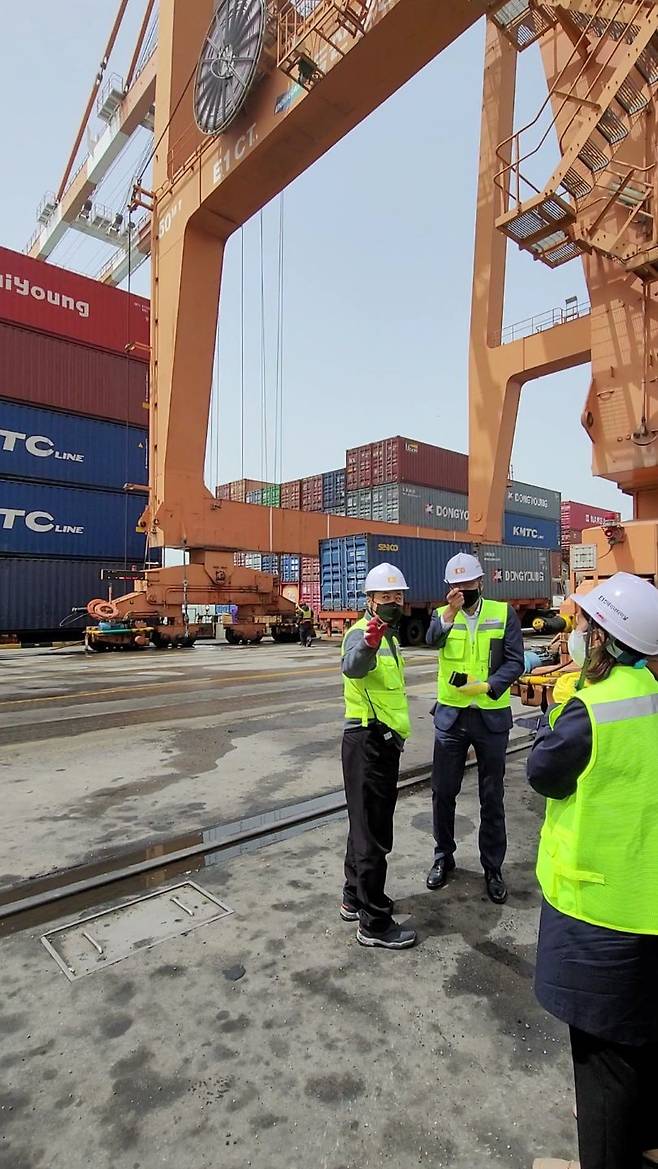 법무법인 광장의 신인재 수석전문위원(가운데)이 현장 직원들과 컨테이너 항만에서 현장실사를 진행하고 있다. /법무법인 광장