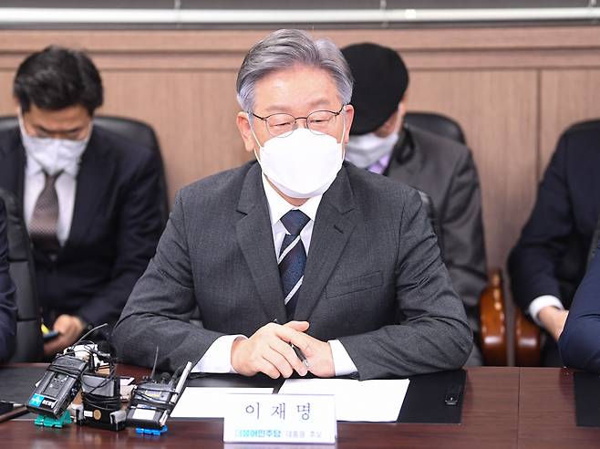 더불어민주당 이재명 대선 후보가 8일 서울 종로구 한국기독교회관에서 한국교회총연합을 방문, 인사말을 하고 있다.