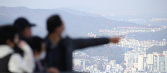 시민들이 서울 남산에서 서울 시내 아파트를 바라보고 있다 <연합뉴스>