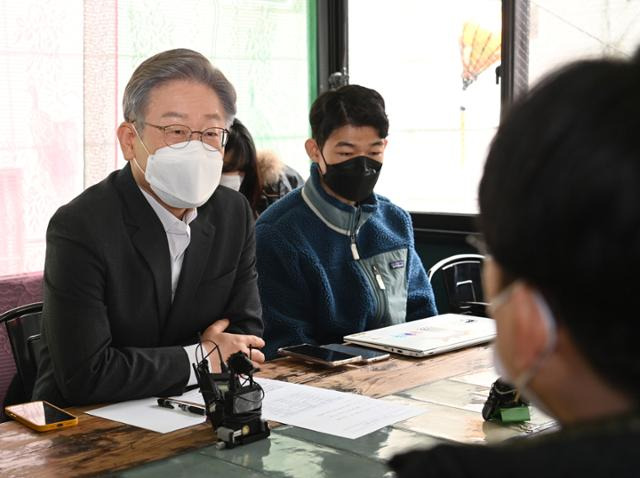 이재명(왼쪽) 더불어민주당 대선후보가 8일 오후 서울 성동구의 한 음식점에서 청년 소셜벤처기업인들과 함께 오찬을 하며 대화하고 있다. 오대근 기자