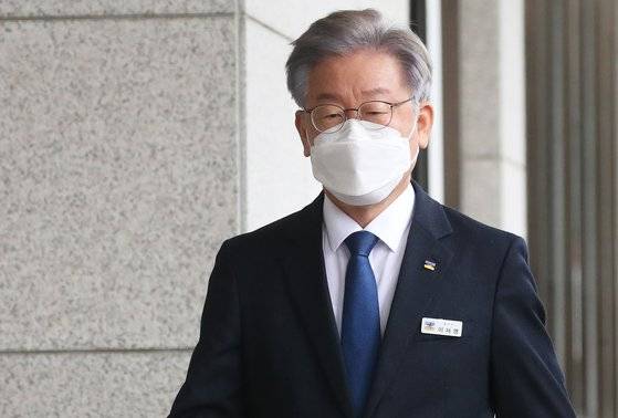 이재명 더불어민주당 대선 후보가 지난달 12일 경기도 수원시 경기도의회에서 열린 제355회 임시회 제2차 본회의에 참석하기 위해 이동하고 있다. 뉴스1