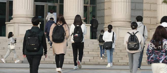 교육부의 `교육분야 단계적 일상회복 추진방안`에 따라 대학생들이 수업을 듣기 위해 강의실로 향하고 있다.[사진 = 매경 DB]