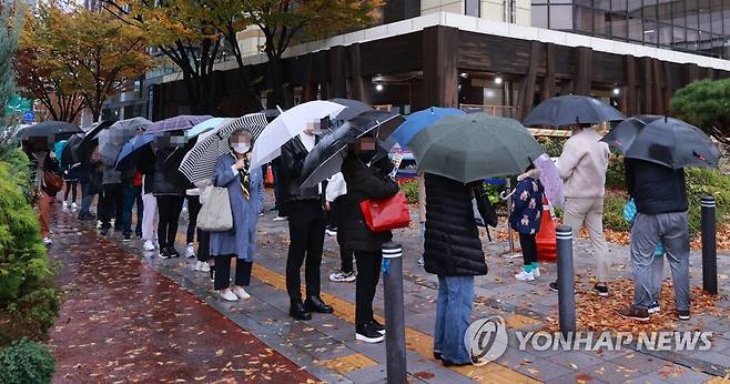 코로나19 신규 확진자 1천760명 (서울=연합뉴스) 홍해인 기자 = 8일 오전 서울 송파구 보건소 코로나19 선별검사소에서 시민들이 검사를 받기 위해 우산을 쓴 채 차례를 기다리고 있다. 2021.11.8 hihong@yna.co.kr