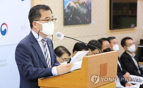 정부, 요소수 및 요소 불법유통 집중 단속
    (세종=연합뉴스) 김주형 기자 = 홍정기 환경부 차관이 8일 오전 세종시 정부세종청사에서 '경유차 촉매제(요소수) 및 요소 불법유통'과 관련해 산업통상자원부, 공정거래위원회, 국세청, 관세청, 경찰청 등 관계부처 합동 조사계획을 발표하고 있다. 2021.11.8
    kjhpress@yna.co.kr
(끝)