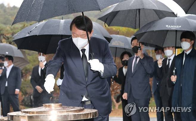 분향하는 국민의힘 윤석열 대선후보 (서울=연합뉴스) 백승렬 기자 = 국민의힘 윤석열 대선후보가 8일 오전 서울 동작구 동작동 국립현충원 현충탑에서 분향하고 있다. 2021.11.8 srbaek@yna.co.kr