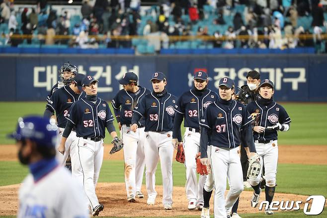 9일 오후 대구 삼성라이온즈파크에서 열린 '2021 프로야구 신한은행 SOL KBO리그' 포스트시즌 플레이오프 1차전 두산 베어스와 삼성 라이온즈의 경기에서 6-4 승리를 거둔 두산 선수들이 기뻐하고 있다. 2021.11.9/뉴스1 © News1 공정식 기자