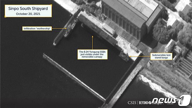 북한 함경남도 신포조선소 일대를 촬영한 20일자 위성사진. 계류장 내 위장막이 치워져 지난 19일 신형 잠수함발사탄도미사일(SLBM) 시험발사에 이용된 '고래급'(신포급) 잠수함의 모습이 보인다. (미 CSIS '비욘드 패럴렐') © 뉴스1