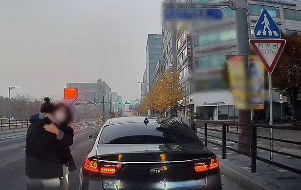 사고 낸 아이 엄마를 안아주며 다독인 피해 차주 홍영숙씨/온라인 커뮤니티 '보배드림'