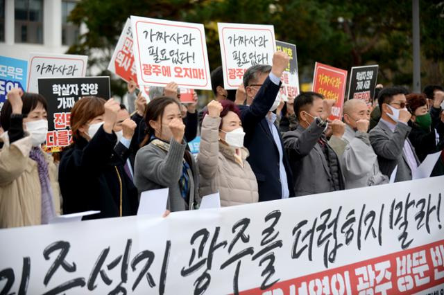 광주시민단체협의회 등 97개 시민사회단체가 9일 오후 광주 동구 금남로 5·18민주광장에서 윤석열 국민의힘 대선후보 광주 방문 반대 기자회견을 하고 있다. 뉴시스