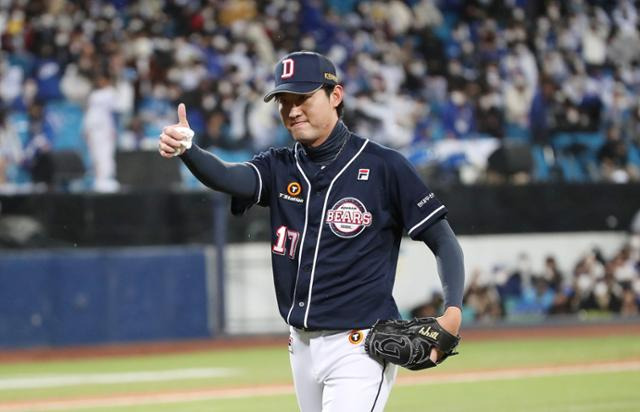 두산 홍건희가 9일 대구 삼성라이온즈파크에서 열린 2021 KBO 포스트시즌 플레이오프 1차전 삼성과 경기에서 5회말 1사 만루 위기를 벗어난 뒤 환호하고 있다. 대구=뉴스1