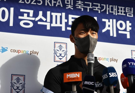 인터뷰하는 황희찬   (파주=연합뉴스) 윤동진 기자 = 대한민국 축구 국가대표 황희찬이 2022 FIFA 카타르 월드컵 아시아 최종예선을 앞두고 8일 경기 파주트레이닝센터(NFC)에서 열린 소집훈련에 앞서 인터뷰를 하고 있다. 2021.11.8   mon@yna.co.kr (끝)  〈저작권자(c) 연합뉴스, 무단 전재-재배포 금지〉