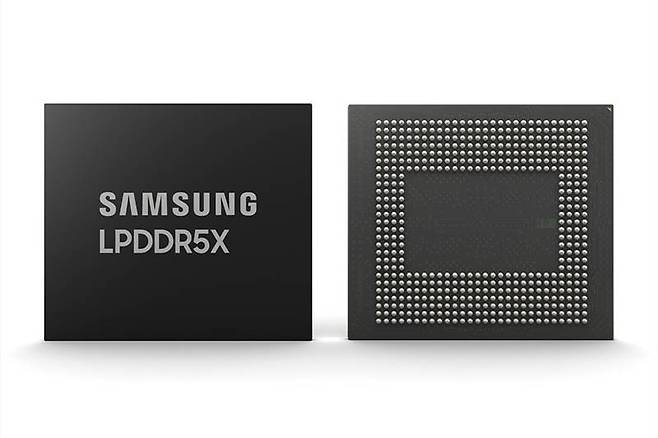 삼성전자가 업계 최초로 공개한 LPDDR5X 메모리. 출처=삼성전자