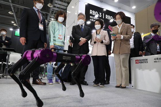 이재명 더불어민주당 대선 후보는 지난달 사족보행 로봇을 던져 학대 논란을 일으켰다. [국회사진기자단]