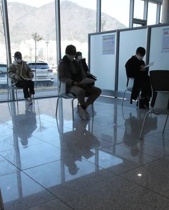 지난 3월 경남 양산 부산대병원에서 화이자 백신 접종자들이 혹시 모를 부작용에 대비해 대기하고 있다. 송봉근 기자
