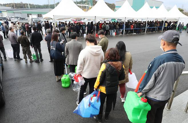 요소수 구매행렬 전북 익산시 실내체육관 앞에 9일 요소수를 구입하려는 시민들이 길게 줄을 서 있다. 호남 유일의 요소수 생산업체인 아톤산업은 지역민에게 요소수를 직접 판매하기로 했다.  연합뉴스