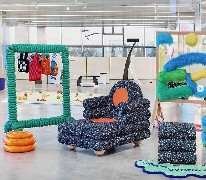 홍대 AK& 건물에 있는 무신사테라스. 매장 절반 정도를 전시공간으로 사용하고 있다. [무신사 공식 SNS 캡처]