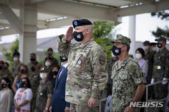 [평택=뉴시스]사진공동취재단 = 신임 폴 라캐머라 한미연합사령관 겸주한미군사령관이 2일 오전 경기 평택 캠프 험프리스 바커필드에서 열린 한미연합사령관 겸 주한미군 사령관 이·취임식에서 경례를 하고 있다. 2021.07.02. photo@newsis.com