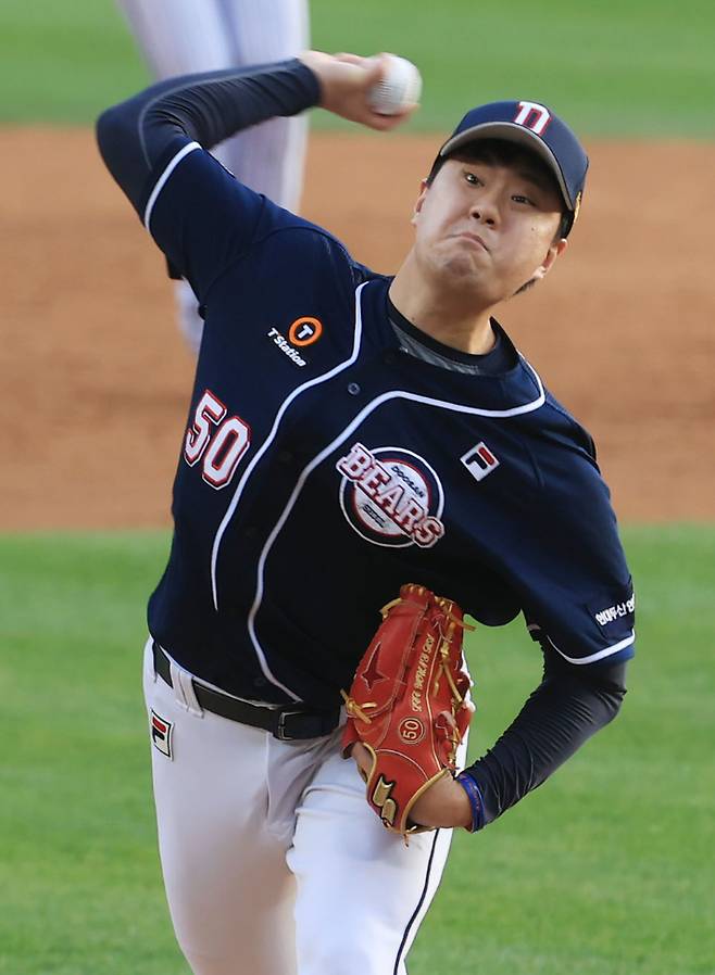 7일 서울 잠실야구장에서 열린 2021 프로야구 KBO 포스트시즌 준플레이오프 3차전 두산 베어스와 LG 트윈스의 경기. 두산 투수 이영하가 역투하고 있다.연합뉴스