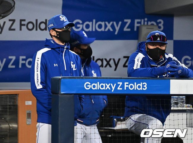 [OSEN=대구, 이대선 기자] 9일 오후 대구 삼성라이온즈파크에서 '2021 신한은행 SOL KBO 리그' 포스트시즌 플레이오프(PO) 1차전 삼성 라이온즈와 두산 베어스의 경기가 진행됐다.8회초 삼성 허삼영 감독이 경기를 바라보고 있다. 2021.11.09 /sunday@osen.co.kr