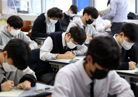 고3 수험생들 마지막 학력평가 - 대학수학능력시험 전 마지막 전국연합학력평가가 실시된 12일 강원 춘천시의 한 고등학교에서 3학년 학생들이 시험에 열중하고 있다.춘천 연합뉴스