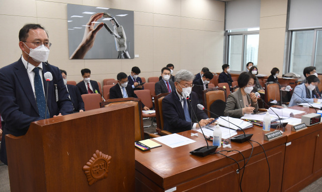 강국현 KT 커스터머부문장(사장)이 9일 서울 여의도 국회에서 열린 과학기술정보방송통신위원회 전체회의에서 출석해 최근 발생한 KT 전국 유·무선 인터넷 장애 관련 긴급 현안 질의에 답변하고 있다. /연합뉴스