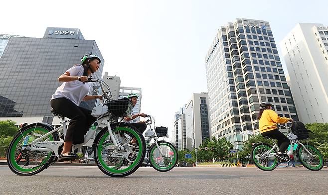 시민들이 서울시 공공자전거 따릉이를 타고 광교사거리를 지나고 있다. ⓒ연합뉴스