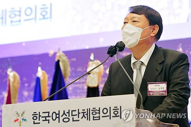 전국여성대회 축사하는 윤석열 후보 (서울=연합뉴스) 백승렬 기자 = 국민의힘 윤석열 대선 후보가 9일 오후 서울 강남구 삼성동 코엑스 오디토리움에서 열린 제56회 전국여성대회에서 축사를 하고 있다. 2021.11.9 srbaek@yna.co.kr