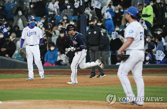 박세혁 '홈런이요' (대구=연합뉴스) 김현태 기자 = 9일 대구 삼성라이온즈파크에서 열린 2021 프로야구 KBO 포스트시즌 플레이오프 1차전 두산 베어스와 삼성 라이온즈의 경기. 9회 초 2사 상황에서 타석에 선 두산 박세혁이 솔로홈런을 치고 그라운드를 돌고 있다. 2021.11.9 mtkht@yna.co.kr