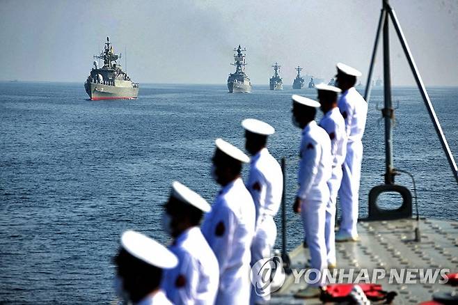 이란군, 호르무즈 해협 일대서 군사 훈련 (AFP=연합뉴스) 9일(현지시간) 이란 남부 호르무즈 해협 일대에서 이란군이 군사 훈련을 벌이고 있다. 2021.11.9 photo@yna.co.kr [이란군 제공. 재판매 및 DB 금지]