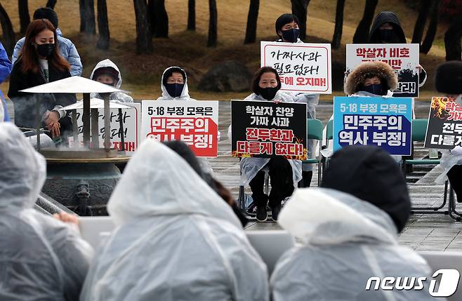 '전두환 옹호’ 발언과 ‘개 사과’ 사진 등으로 물의를 빚었던 윤석열 국민의힘 대선 후보의 1박 2일 광주 방문을 예고한 10일 오후 광주 북구 운정동 국립5·18민주묘지에서 오월어머니집 어머니들이 윤 후보의 광주 방문과 사과를 거부하는 피켓을 들고 있다. 2021.11.10/뉴스1 © News1 이동해 기자