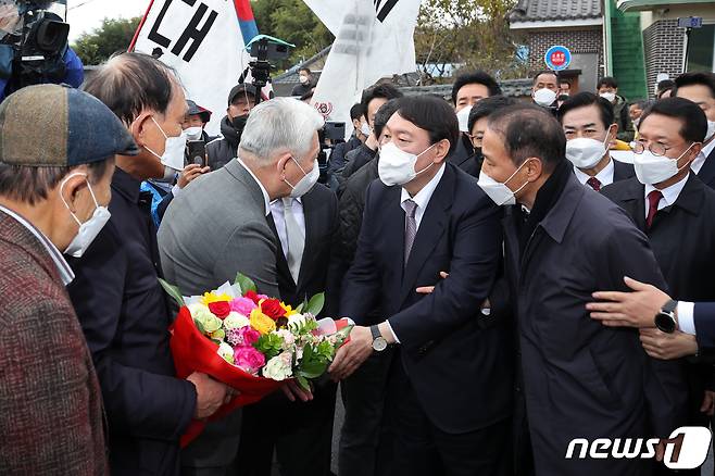 윤석열 국민의힘 대선후보가 10일 오후 전남 화순군 도곡면 故 홍남순 변호사 생가를 찾아 유족 등과 인사하고 있다. 2021.11.10/뉴스1 © News1 황희규 기자