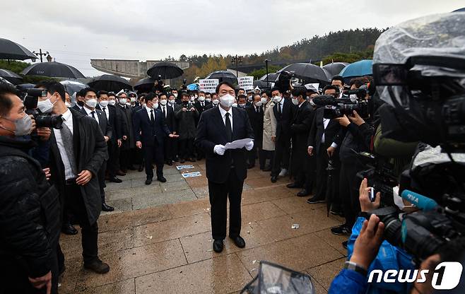 윤석열 국민의힘 대선 후보가 10일 광주 북구 국립 5·18 민주묘지에서 방문을 항의하는 시민들에게 막혀 참배단까지 가지 못한 채 도중에 멈춰 서 사과문을 읽고 있다. 2021.11.10/뉴스1 © News1 이동해 기자