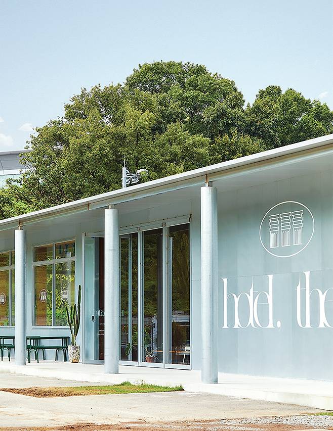 창고였던 건물 역사를 살려 차가운 스틸로 모던하게 마감한 호텔 더일마의 외부 전경.