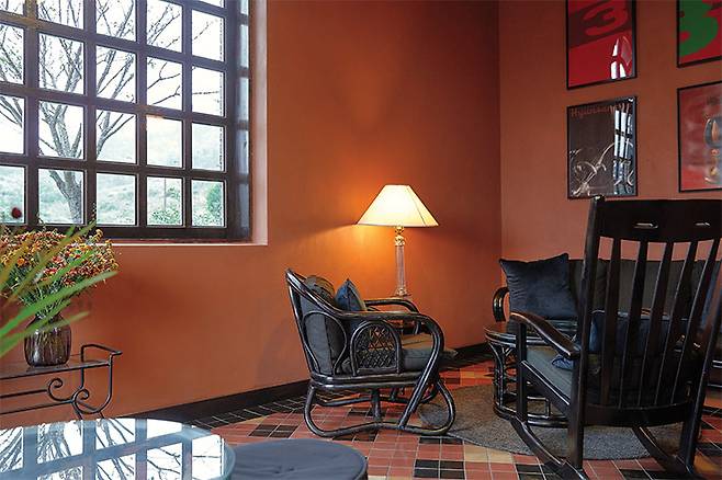 테라코타 컬러가 돋보이는 공간. 총 좌석이 13~14석 남짓한 현상소의 시간은 느리게 흐른다.