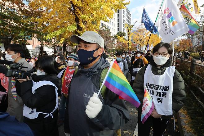 차별금지법 연내 제정을 촉구하며 지난달 12일 부산을 출발한 도보행진단 이종걸 활동가가 이날 서울 금천구청역에서 출발한 도보행진단과 함께 행진하고 있다. 김태형 기자