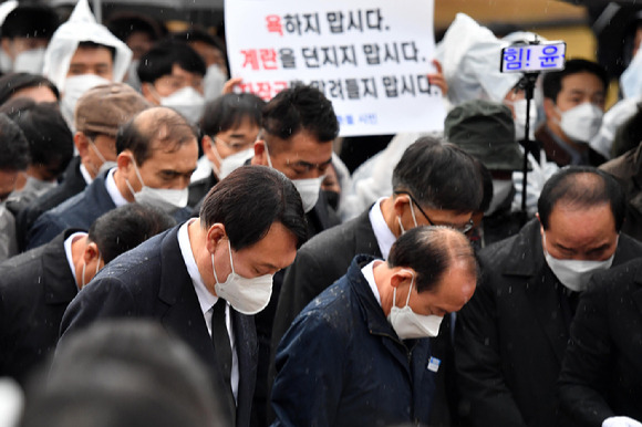 국민의힘 윤석열 대선후보가 10일 오후 광주 북구 5·18 민주묘지를 찾아 참배를 하려 했지만 광주지역시민단체의 항의에 막혀 묘역 근처에서 묵념을 하고 있다. (공동취재사진) [사진=뉴시스]