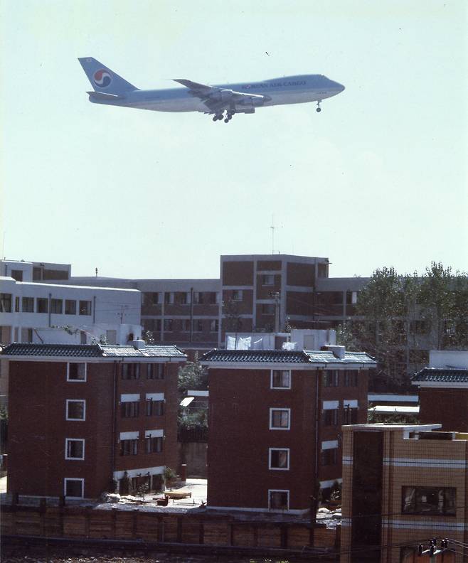 비행기가 부천시의 주택가 위를 날고 있는 모습. [중앙일보]