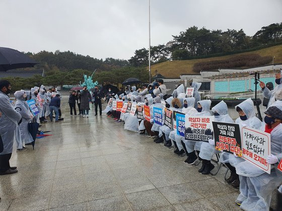 윤석열 국민의힘 대선후보가 10일 광주광역시 북구 운정동 국립 5·18 민주묘지 방문하기로 예정된 가운데 오월어머니회 회원들이 추모탑 앞에서 피켓 시위를 하고 있다. 프리랜서 장정필