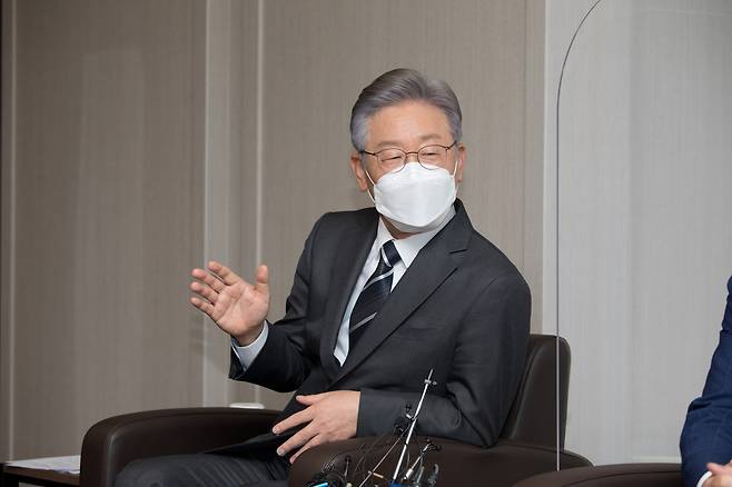 10일 오후 더불어민주당 이재명 대선후보가 서울 중구에 위치한 대한상공회의소를 방문, 최태원 대한상공회의소 회장과 대화하고 있다. [국회사진기자단]