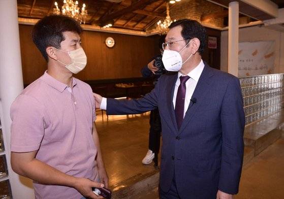 지난 9월 김병현(왼쪽)의 햄버거가게를 방문한 이용섭 광주시장. [사진 광주시]