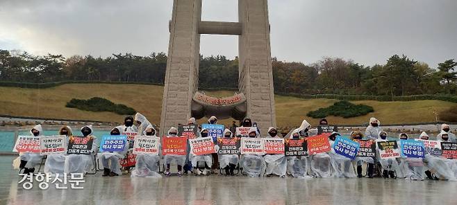 오월 어머니회 회원들이 10일 오후 광주 5·18국립묘지 제단 앞에서 윤석열 국민의힘 대선후보의 묘역 참배를 반대하며 침묵 시위를 하고 있다.